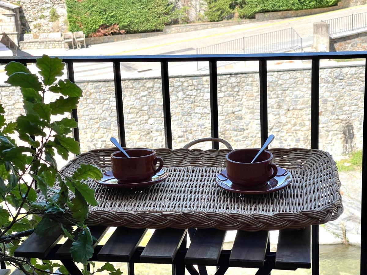 Apartamento Colgante Al Rio Con Vistas Al Puente カンプロドン エクステリア 写真