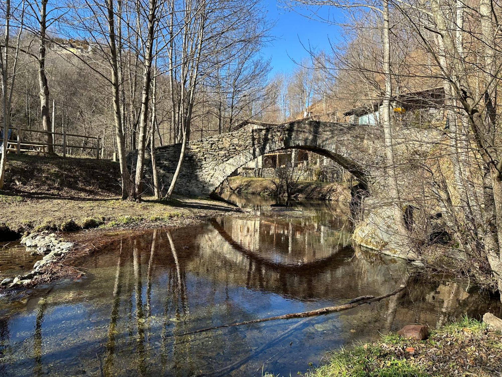 Apartamento Colgante Al Rio Con Vistas Al Puente カンプロドン エクステリア 写真