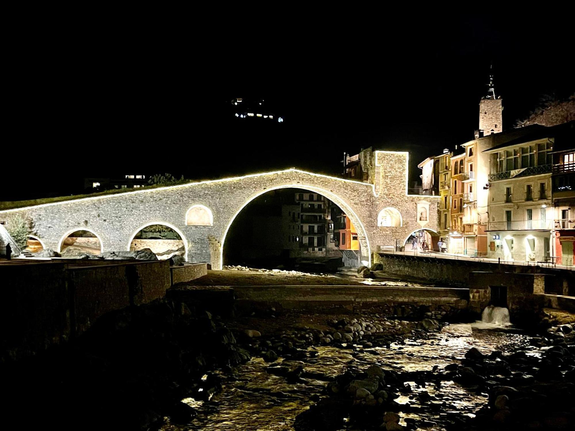 Apartamento Colgante Al Rio Con Vistas Al Puente カンプロドン エクステリア 写真