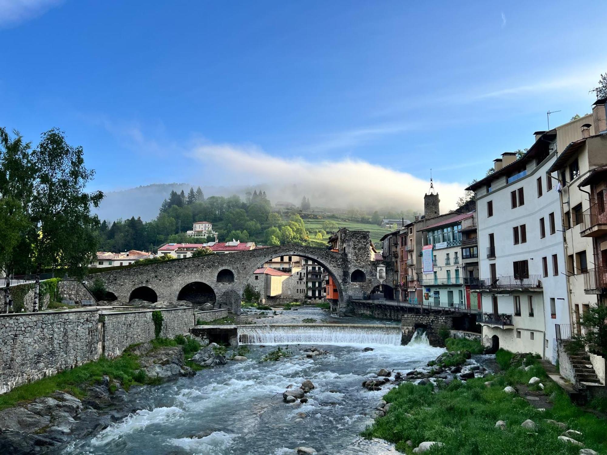 Apartamento Colgante Al Rio Con Vistas Al Puente カンプロドン エクステリア 写真
