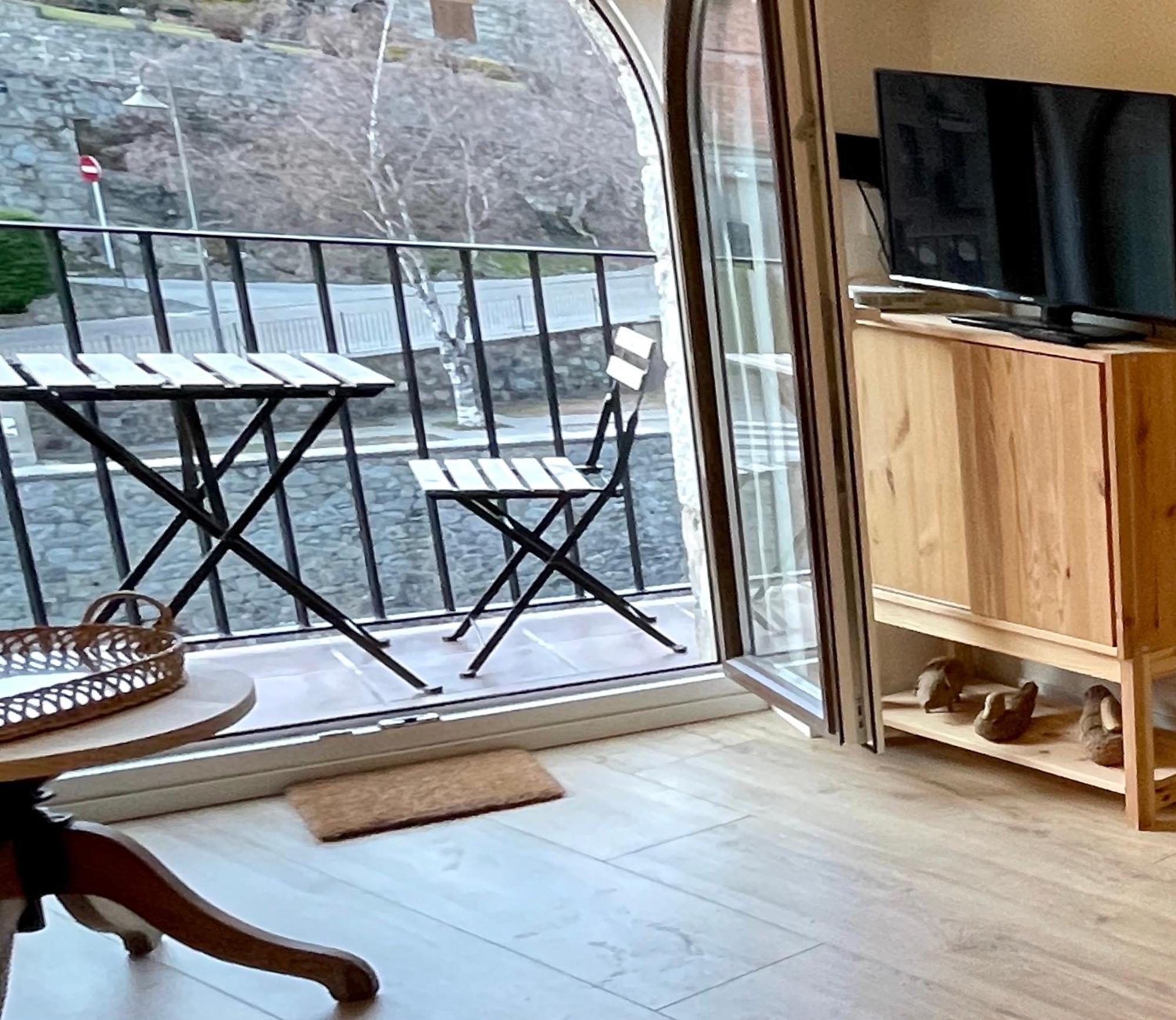 Apartamento Colgante Al Rio Con Vistas Al Puente カンプロドン エクステリア 写真
