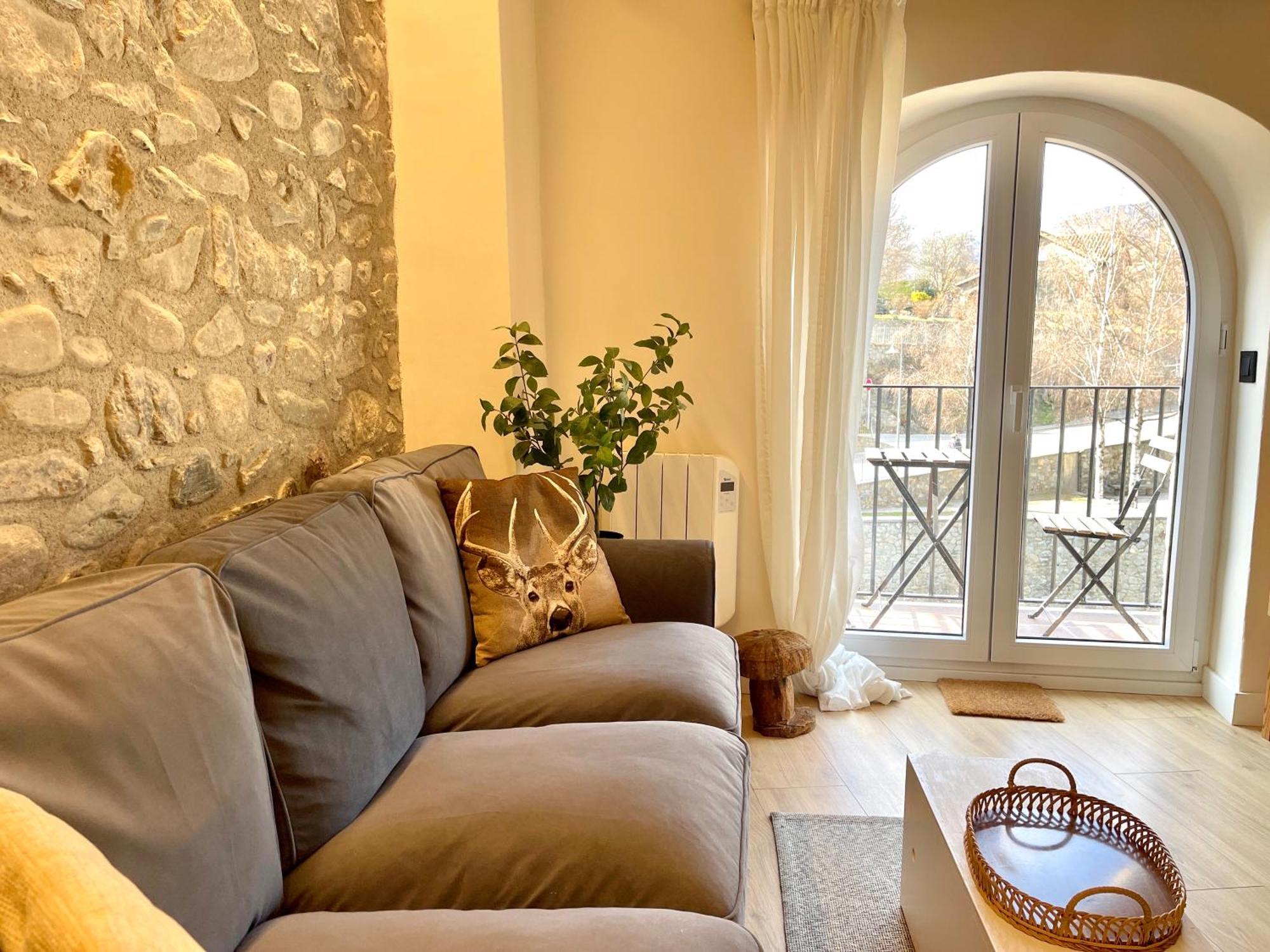 Apartamento Colgante Al Rio Con Vistas Al Puente カンプロドン エクステリア 写真